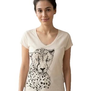 KEY Closet Leopard Graphic Vneck Tee In White/Black